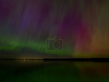 Aurora Boreal ilumina el cielo sobre Saanich Central, BC en una rara actividad solar intensiva