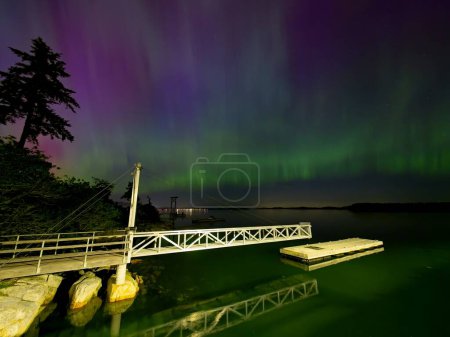 Aurora Borealis illumine le ciel au-dessus de Central Saanich, BC dans une activité solaire intensive rare
