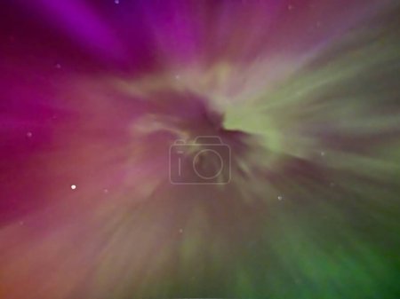 Polarlichter erhellen den Himmel über Zentral-Saanich, BC in seltener intensiver Sonnenaktivität