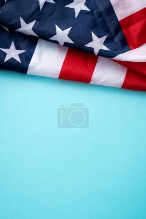 Téléchargez les photos : Concept de conception électorale des États-Unis, vue du dessus du drapeau américain sur fond de table bleue. - en image libre de droit