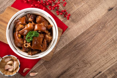 Foto de Nudillo de cerdo de comida tradicional taiwanesa en un tazón blanco con línea dorada para la comida china del Año Nuevo Lunar. - Imagen libre de derechos