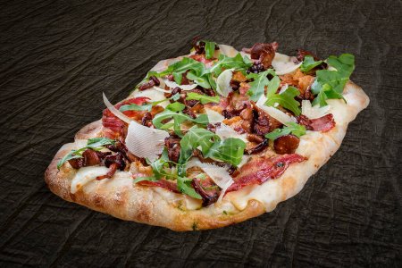 Pizza Carbonara mit Speck, Pfifferlingen, Rucola, Mozzarella, Parmesan, Pesto. Römische Pizza rechteckig auf Holz Hintergrund