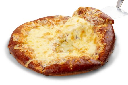 Téléchargez les photos : Khachapuri de style adjar au fromage, oeuf et beurre. Cuisine caucasienne. Image isolée sur fond gris. - en image libre de droit