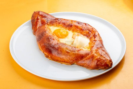 Foto de Khachapuri estilo Adjar con queso, huevo y mantequilla. Cocina caucásica. Imagen aislada sobre un fondo gris. - Imagen libre de derechos