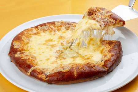 Téléchargez les photos : Khachapuri de style adjar au fromage, oeuf et beurre. Cuisine caucasienne. Image isolée sur fond gris. - en image libre de droit