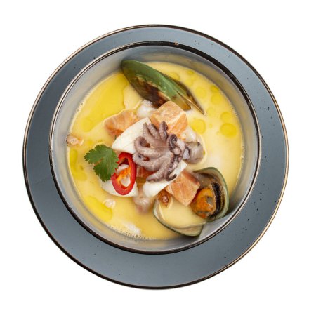 Téléchargez les photos : Soupe crémeuse aux fruits de mer avec saumon, poulpe et moules. Image isolée - en image libre de droit