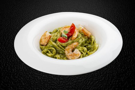 Téléchargez les photos : Fettuccini avec sauce aux crevettes et pesto. Image isolée - en image libre de droit