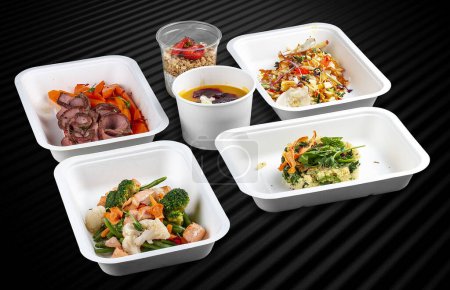 Téléchargez les photos : Trousses de repas colorées et nutritives préparées dans des contenants écologiques pour un repas pratique et sain sur le pouce. - en image libre de droit