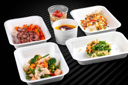Coloridos y nutritivos kits de comidas preparados en recipientes ecológicos para una comida cómoda y saludable sobre la marcha.