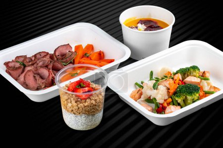Coloridos y nutritivos kits de comidas preparados en recipientes ecológicos para una comida cómoda y saludable sobre la marcha.