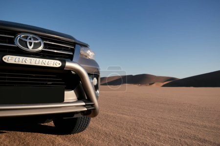 Téléchargez les photos : Toyota Fortuner debout au milieu du désert namibien par une journée ensoleillée. Namibie, Afrique - en image libre de droit
