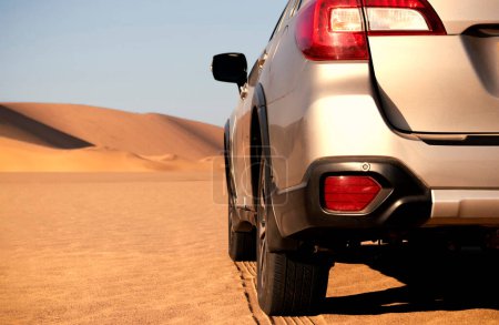 Primer plano de un coche dorado atascado en la arena en el desierto de Namib.