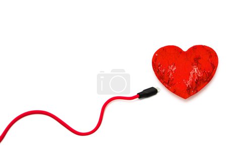 Foto de Corazón rojo conectado al cable USB aislado sobre fondo blanco. - Imagen libre de derechos