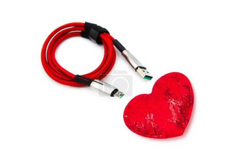 Téléchargez les photos : Coeur rouge connecté au câble USB isolé sur fond blanc. - en image libre de droit