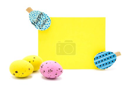 Saludo tarjeta en blanco con pinzas de ropa y huevos de colores. Copiar espacio. Espacio libre para texto. Feliz Pascua.!