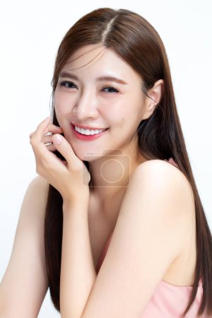 Porträt einer jungen schönen Asiatin mit gesunder Gesichtshaut in K-Schönheit Make-up isoliert auf weißem Hintergrund.