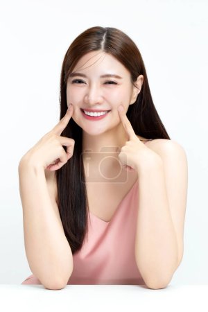 Porträt einer jungen schönen Asiatin mit gesunder Gesichtshaut in K-Schönheit Make-up isoliert auf weißem Hintergrund.