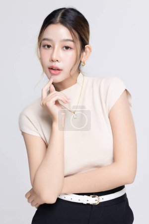 Retrato de una joven mujer de negocios asiática con K-beauty make up style.