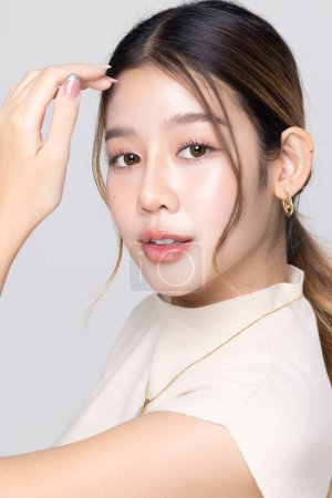 Portrait de jeune femme d'affaires asiatique avec K-beauté maquillage style.