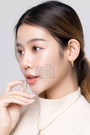 Portrait de jeune femme d'affaires asiatique avec K-beauté maquillage style.