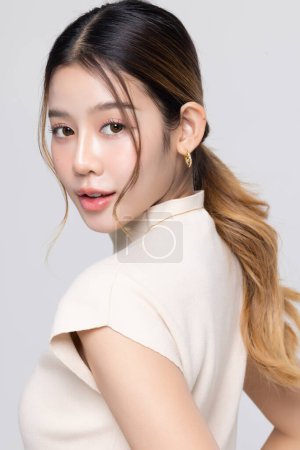 Retrato de una joven mujer de negocios asiática con K-beauty make up style.