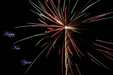Téléchargez les photos : Véritable photographie de feux d'artifice et fond abstrait de feux d'artifice colorés avec lettrage Bonne année - en image libre de droit