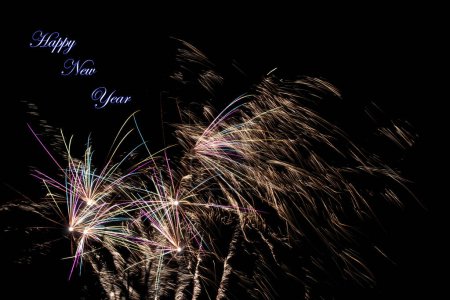 Téléchargez les photos : Véritable photographie de feux d'artifice et fond abstrait de feux d'artifice colorés avec lettrage Bonne année - en image libre de droit