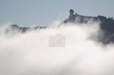 Foto de Roque Nublo en la niebla. El Monumento Natural de Nublo. Tejeda. Gran Canaria. Islas Canarias. España. - Imagen libre de derechos