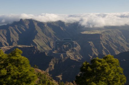 Téléchargez les photos : Plaine de La Mesa de Acusa à droite et massif de Tamadaba à gauche depuis Inagua. Le parc rural Nublo. Gran Canaria. Îles Canaries. Espagne. - en image libre de droit