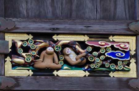 Téléchargez les photos : Nikko, 17 novembre 2017 : Sculpture de singes au sanctuaire Toshu-gu. Préfecture de Tochigi. Japon. - en image libre de droit