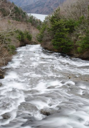 Téléchargez les photos : Ryuzu Falls et le lac Chuzenji à l'arrière-plan. La rivière Yugama. Parc national Nikko. Préfecture de Tochigi. Japon. - en image libre de droit