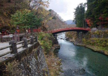 Téléchargez les photos : Shinkyo, le pont sacré sur la rivière Daiya. Nikko. Préfecture de Tochigi. Japon. - en image libre de droit