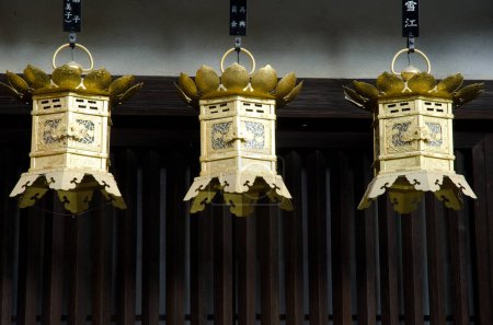 Téléchargez les photos : Shimogamo, December 11, 2017: Votive hanging lanterns in the Shimogamo Shrine. Kyoto. Japan. - en image libre de droit