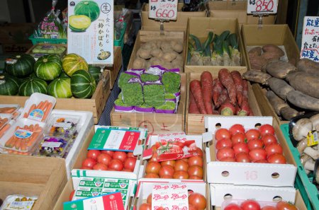 Téléchargez les photos : Tokyo, December 14, 2017: Fruits and vegetables stall in the Tsukiji Market. Japan. - en image libre de droit