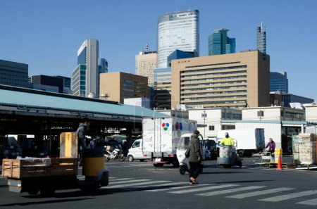 Téléchargez les photos : Tsukiji, December 14, 2017: Exterior of Tsukiji market and view of the city. Tokyo. Honshu. Japan. - en image libre de droit