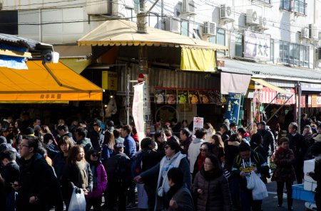 Téléchargez les photos : Tsukiji, December 14, 2017: Crowds of people in a Tsukiji market street. Tokyo. Honshu. Japan. - en image libre de droit