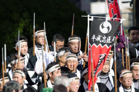 Foto de Tokyo, December 14, 2017: men in a japanese cultural manifestation in Ginza. Honshu. Japan. - Imagen libre de derechos