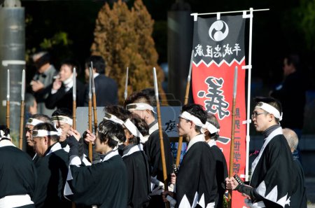 Foto de Tokyo, December 14, 2017: men in a japanese cultural manifestation in Ginza. Honshu. Japan. - Imagen libre de derechos