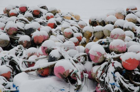 Téléchargez les photos : Buoys and ropes covered with snow accumulated by fishermen. Rausu. Nemuro Subprefecture. Shiretoko Peninsula. Hokkaido. Japan. - en image libre de droit