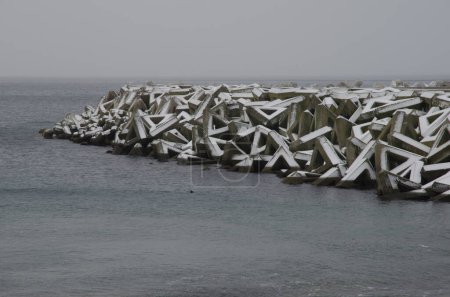 Téléchargez les photos : Snow covered breakwaters in Rausu. Nemuro Subprefecture. Shiretoko Peninsula. Hokkaido. Japan. - en image libre de droit