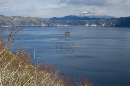 Foto de Lago Mashu con la isla Kamuishi. Parque Nacional Akan Mashu. Hokkaido. Japón. - Imagen libre de derechos