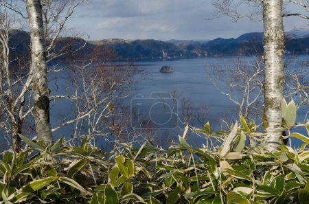 Foto de Lago Mashu con la isla Kamuishi. Parque Nacional Akan Mashu. Hokkaido. Japón. - Imagen libre de derechos