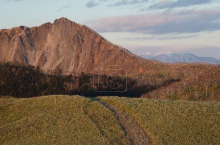 Foto de El monte Kamui y el monte Shari al fondo. Parque Nacional Akan Mashu. Hokkaido. Japón. - Imagen libre de derechos