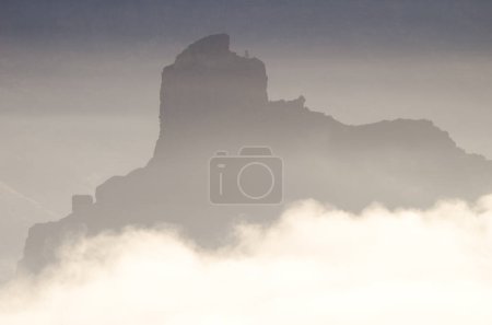 Foto de Roque Bentayga contra la luz y el mar de nubes. El Parque Rural Nublo. Tejeda. Gran Canaria. Islas Canarias. España. - Imagen libre de derechos