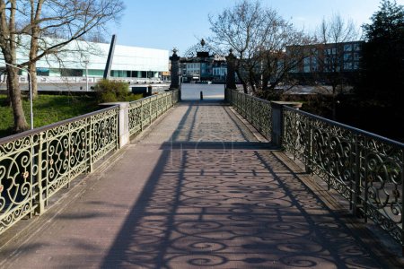 Téléchargez les photos : Pont sur le Voerwoeg à Nimègue aux Pays-Bas entre le parc Valkhof et la place Kelfkensbos au centre-ville - en image libre de droit