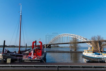 Foto de Nijmegen, Países Bajos 4 de abril de 2023: El río que la cera está inundando debido al calentamiento global - Imagen libre de derechos