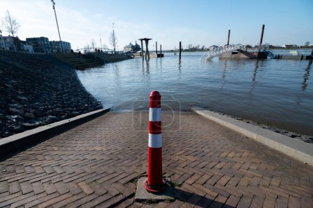 Foto de Nijmegen, Países Bajos 4 de abril de 2023: El río que la cera está inundando debido al calentamiento global, el camino está entrando en el agua - Imagen libre de derechos