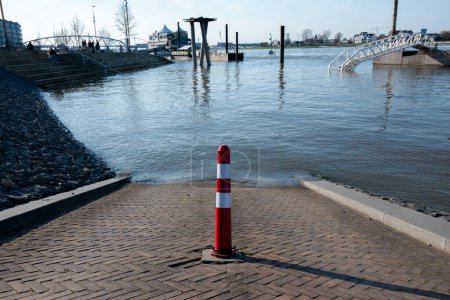 Foto de Nijmegen, Países Bajos 4 de abril de 2023: El río que la cera está inundando debido al calentamiento global, el camino está entrando en el agua - Imagen libre de derechos