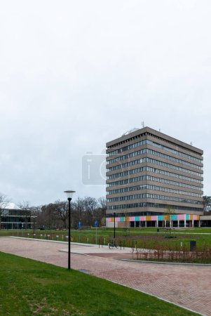 Foto de Nijmegen, Países Bajos 10 de abril de 2023: El edificio Spinoza en la Universidad Radboud de Nijmegen - Imagen libre de derechos