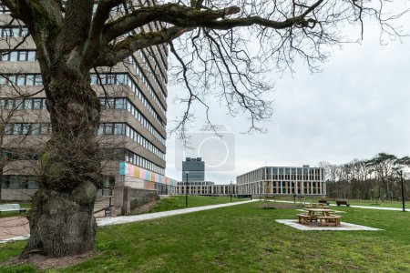 Foto de Nijmegen, Países Bajos 10 de abril de 2023: El edificio Spinoza en la Universidad Radboud de Nijmegen - Imagen libre de derechos